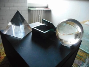 PICCOLA SCATOLA MALACHITE, PIRAMIDE E SFERA DI CRISTALLO - Foto 1 di 3