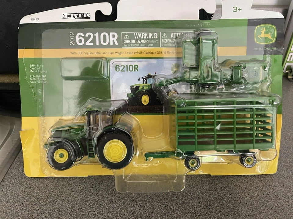 Tractor John Deere 6210R 1/64 con empacadora cuadrada 238 y vagón de pacas, ERTL 45439 Foto 1 de 1