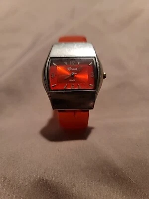 Reloj Geneva Tono Plateado Rojo Puño Banda Cara Rectangular Foto 1 de 4