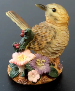 Estatuilla de resina Wren de 4" sentada en flores - Imagen 1 de 5