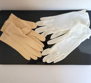 Vintage 1950s-1960s gloves wrist length Beige Scalloped Trim White Lace Size XS - Picture 1 of 12