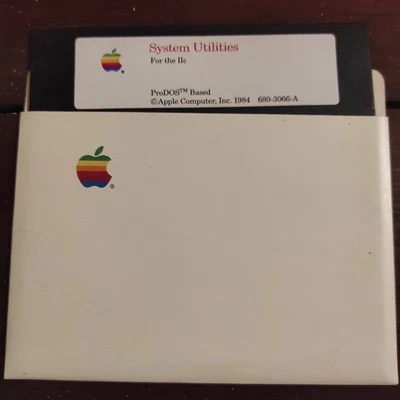 Apple IIc System Utilitites & System Master ProDos 1984 Floppy 5,25" - Immagine 1 di 3