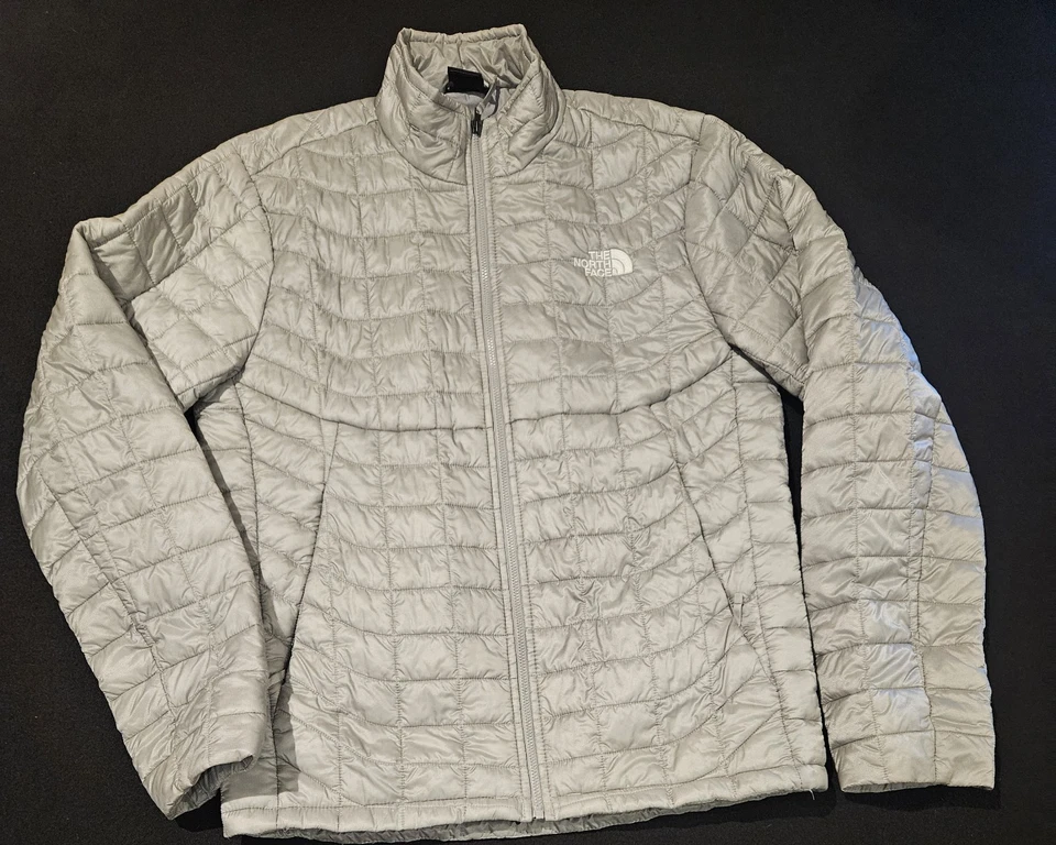 Chaqueta acolchada North Face Thermoball gris aislada cremallera completa para hombre pequeña Foto 1 de 4