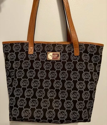 Bolso de Mano Michael Kors de Lona Blanco y Negro con Patrón de Logo con Correas de Cuero Foto 1 de 4