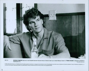 Patrick Swayze 1989 Road House Unsigned Glossy 8x10 B&W Movie Promo Photo B - Bild 1 von 1