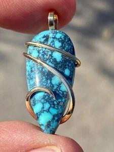 Colgante de oro amarillo de 14 k forjado en mina número 8 turquesa Nevada de 20,13 quilates con peso total - Imagen 1 de 11