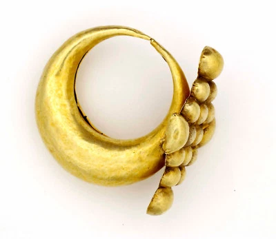 Pin nariz tribal en oro hueco 20K de Gujarat rural, India años 30  Foto 1 de 4