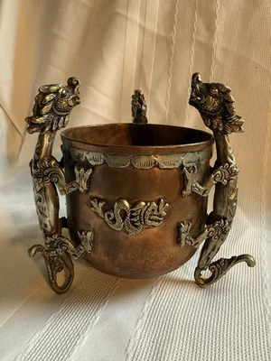 Antiguo cuenco tibetano martillado de cobre y latón de tres patas Foto 1 de 4