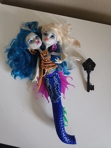 Monster High bambola Peri e Pearl Serpentine grande barriera corallina Mattel spazzola per capelli - Foto 1 di 6