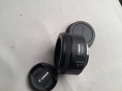 Lente de enfoque automático estándar Canon EF 50 mm f/1,8 STM Foto 1 de 4