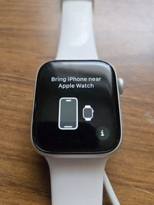 Apple Watch Series 4 44mm (GPS) Aluminum White Band - Photo 1 sur 5