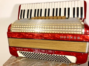 Fisarmonica Hohner Rossa Verdi III M 120 Bass Register 9 con custodia - Foto 1 di 7