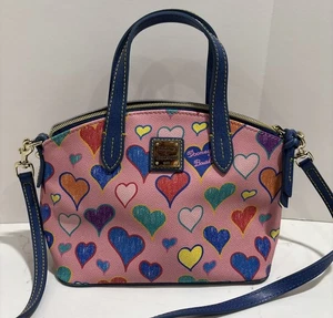Dooney & Bourke Small Multicolor Hearts Signature 1975 Zip W Blue Straps - Bild 1 von 14