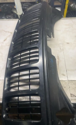 2005-2007 JEEP GRAND CHEROKEE FRONT GRILLE OEM - Image 1 of 4