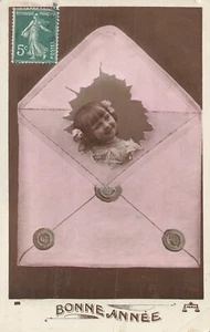 CP SURREALIST GOOD YEAR KLEINES MÄDCHEN IM ROSA UMSCHLAG STEMPEL - 6326 - Bild 1 von 2