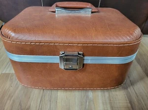 Vintage Hard Shell Carry On Makeup Case - Picture 1 of 9