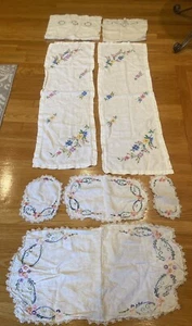 Menge 8 hübsche Vintage bestickte Bettwäsche Tischläufer Ösen Häkelkante - Bild 1 von 6