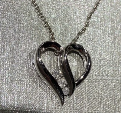 Collar Corazón Oro Blanco 10K con 3 Diamantes 1/5 CTTW, Asegurado a través de Zales Foto 1 de 4