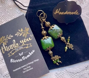 Lange Ohrhänger mit großen klobigen 18 mm natürlichen grünen Steinen. 3,5" Boho Hippie - Bild 1 von 9