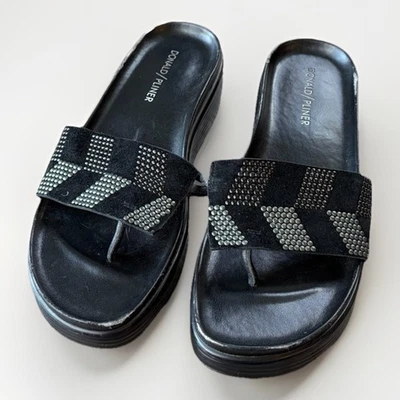 Sandalia Donald Pliner Fifi Plataforma Talla 8 Adornada Gamuza Negra  Foto 1 de 4