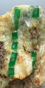 Cristaux d'émeraude naturel sur matrice de Swat, Pakistan/13,40 grammes - Picture 1 of 10