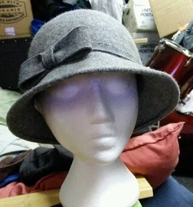 Mujer Trixie lana pura sombrero campana en gris con detalle de arco lateral - Imagen 1 de 5