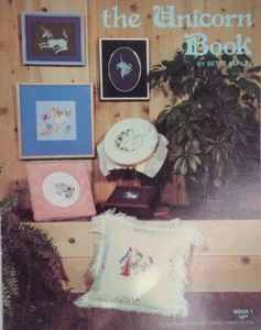 Vintage IL LIBRO DELL'UNICORNO punto croce contato disegni Bette Ashley 12 modelli - Foto 1 di 2