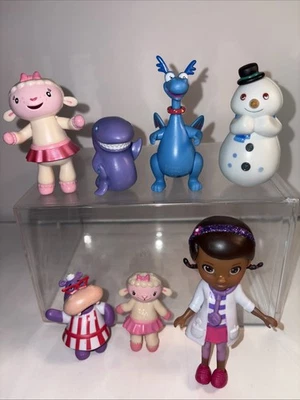 7 bonecos de brinquedo Doc McStuffins Doc, Lambie, Mr. Chomp, Stuffy, Chilly, Hallie - Imagem 1 de 4