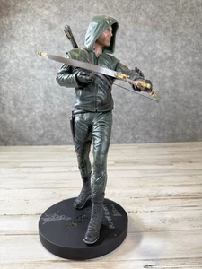 ARROW OLIVER QUEEN STATUE STEPHEN AMELL DC COMIC TV SERIES - Display item SIGNED - Picture 1 of 15