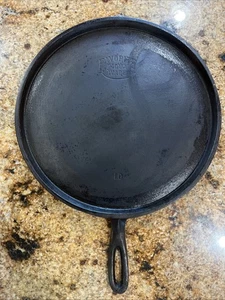 Plancha redonda de hierro fundido vintage favorita de Piqua Ware Smiley Logo #10 - Imagen 1 de 11