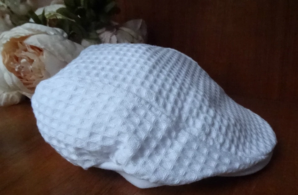 Gorra plana de verano con gofres blancos 100% algodón hecho en el Reino Unido 6-12-18-24 mths Foto 1 de 4