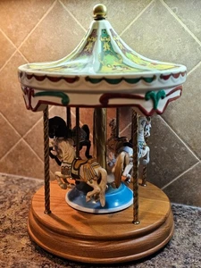 Caja de Música Willitts Grande 4 Caballos Carrusel Cerámica Latón Carrusel Vals Video De Colección - Imagen 1 de 7