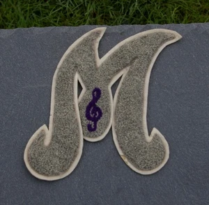 Letterman Jacke Vintage Kursiv Grau 7" Buchstabe M Musik Lila Violinschlüssel - Bild 1 von 4