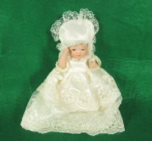 Muñeca bebé vintage de porcelana de 9" de alto con vestido de encaje - Imagen 1 de 8