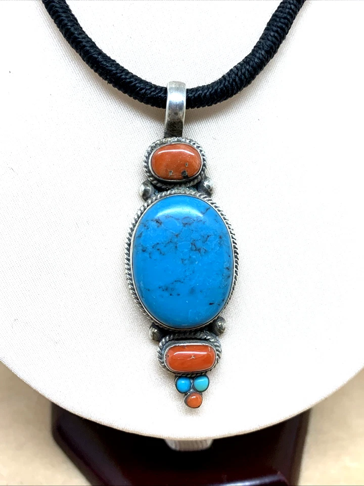 GRANDE CIONDOLO TIBETANO IN ARGENTO 925 CON TURCHESE E CORALLO NATURALE - Immagine 1 di 4