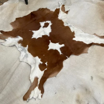 Alfombra de piel de becerro real Avetco blanca y marrón piel tono exótico #C12 - 30-33" x 24-27" Foto 1 de 4