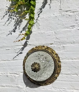 11" ⌀ Antiguo accesorio colonial de mediados de siglo con luz de montaje empotrado de vidrio cortado en bronce - Imagen 1 de 9