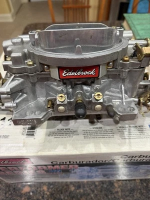 Carburador Edelbrock 1407. 750 CFM. Usado. Incluye kit de reconstrucción Edelbrock 1477 Foto 1 de 4