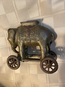 VECCHIO BANCO MONETE ELEFANTE IN GHISA SU RUOTE GIOCATTOLO BAMBINI - Foto 1 di 10
