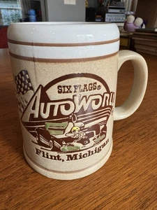 Vintage Six Flags Autoworld Steinzeug Becher Tasse Souvenir Freizeitpark Feuerstein Mi RAR - Bild 1 von 7