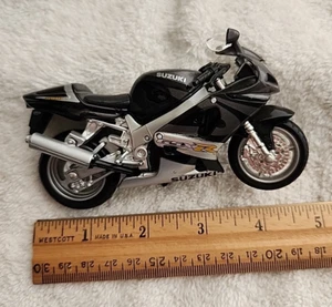 Motocicleta de motocross Maisto Suzuki GSX-R750 negra y plateada - escala 1:18 - Imagen 1 de 7