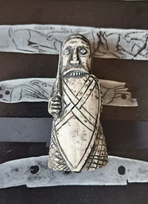 Figura Lewis Chessmen Berserker / Torre - Cuerno de alce tallado a mano ajedrez vikingo Foto 1 de 4