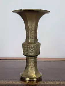 Chinesische achteckige Bronze/Messing Gu Vase, mit gravierten Taotie Masken & Leiwen - Bild 1 von 19