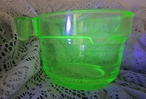 Uranium Glass Measuring/Juice Cup 2 Cup Size w/ Impressed Measuring Lines Glows! - Picture 1 of 10