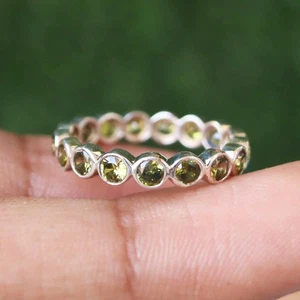 Anillo de eternidad de peridoto de plata 925: anillo de promesa de piedra de nacimiento de agosto - Imagen 1 de 10