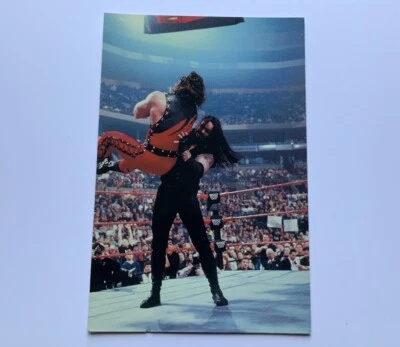 1999 WWF WRESTLEMANIA LIVE! PHOTO CARD (4X6) #25 THE UNDERTAKER VS KANE - Image 1 of 2