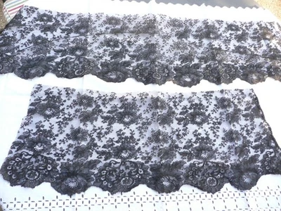 dentelle ancienne noire à décors de fleurs - Photo 1/4