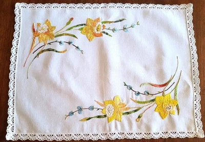 Napperon XXe en coton brodé de soie, entourage en dentelle - 48 cm x 35 cm - Photo 1/2