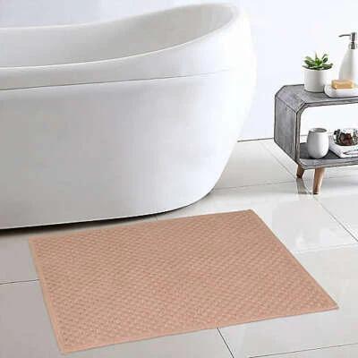 Alfombra de baño Bee & Willow Home 20" x 33" tejido canasta alfombra en rosa Foto 1 de 3