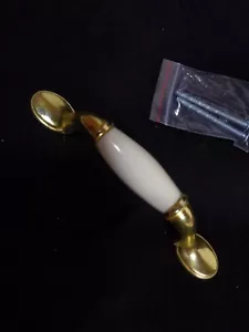 Aufgewonnene Schrankschublade zieht - weiße Keramik & Messing 5 Zoll breit, Löcher 3 Zoll auseinander - Bild 1 von 2